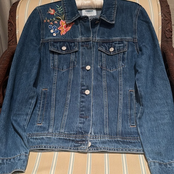 OLD NAVY FLORAL EMBROIDERED DENIM JACKET IN MEDIUM WASH SIZE MEDIUM - Picture 5 of 14